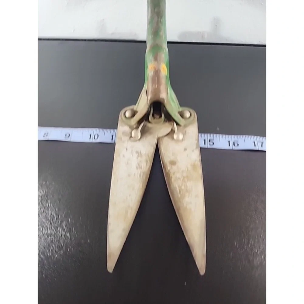 Vintage 1950's Doo Klip Grass Cutting Shears Green‎ Lewis Mfg. Co.